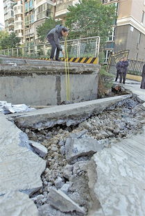 锦东家园道路坍塌 疑因紧邻道路在建工地施工造成